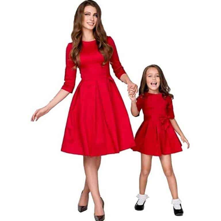 mama e hija con vestido rojo